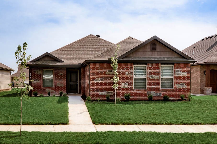 3BR/2BA New home. Home features wood floors, granite, ceramic tile and keyless entry. Great neighborhood close to schools. Easy access to Wal Mart HQ. Pictures are not of actual home, but of similar plan and finish. Lot 72,73,74, and 75 are also for sale for same price.