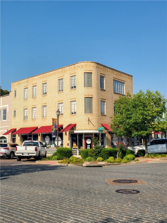 1 bed 1 bath 2nd floor walk up for lease in the heart of downtown Rogers. Surrounded by restaurants, shops & parks, all within walking distance. Beautiful view of downtown. Unit features shared washer & dryer. Tenant pays electric, phone, & internet.
Located in Historic Downtown Rogers.
Fully remodeled 1 bed, 1 bath apartment.
2nd floor walk-up.
Granite counters & EVP flooring.
Landlord pays water/sewer & gas.