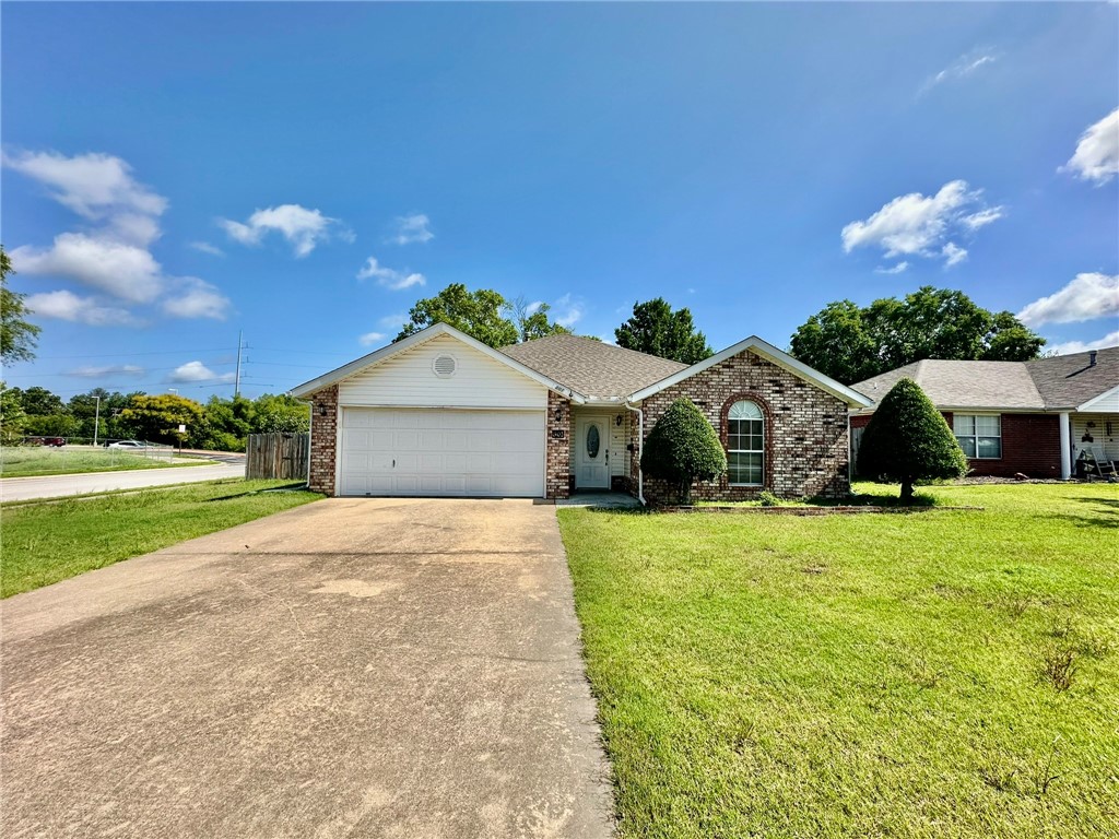 Charming 3-bedroom, 2-bath home in Bentonville, with an eat-in kitchen, and a pantry. Enjoy a privacy-fenced backyard, patio, and a 2-car garage on a level lot. Located near Crystal Bridges, Scott Family Amazeum, 8th Street Market, Coler Mountain Bike Preserve, Razorback Greenway, and the Bentonville Public Libraryāperfectly situated for convenience and outdoor living. **No pets allowed.**