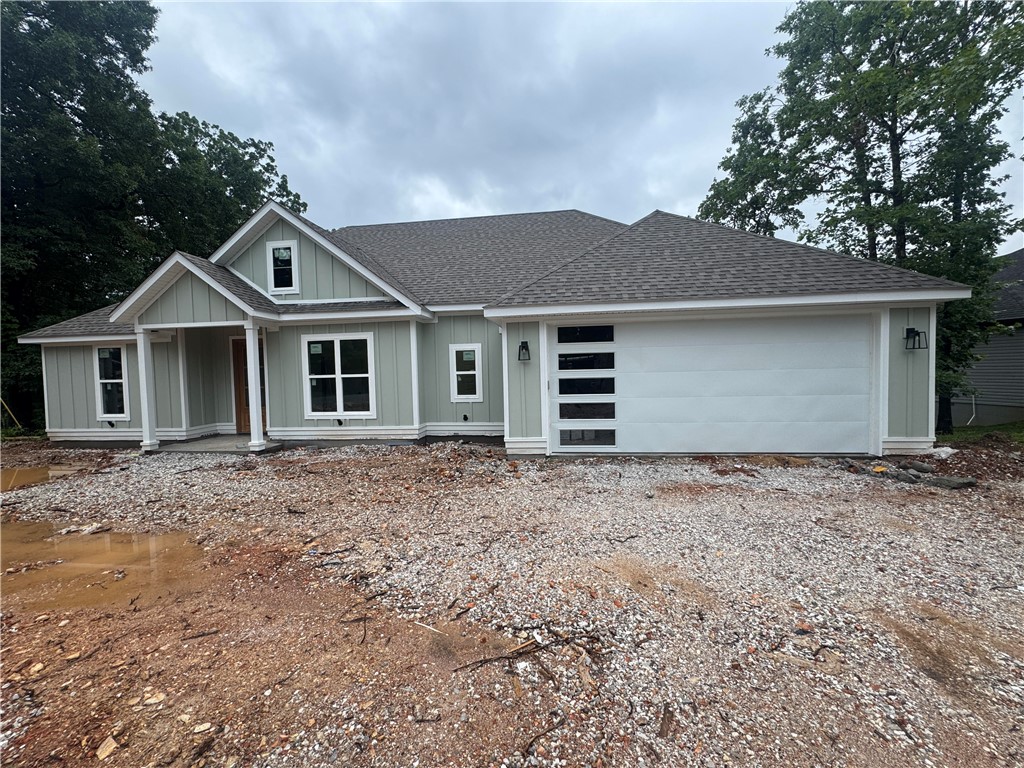 Beautiful 3 Bedroom 2 bath New Construction home in Bella Vista !