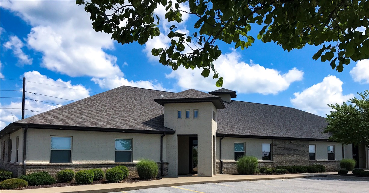 Space for lease at Heritage Business Center located in the J Street corridor of Bentonville. Minutes from the 350-acre Walmart Home Office campus and within walking distance to a Walmart layout center and other Walmart offices. Area provides amenities nearby including restaurants and retail as well as quick access to shopping and Interstate 49.
• 1,000 to 7,983 max contiguous square feet available
• Building 905
- Suite 1: 2,033 SF (sublease)
- Suite 3: 1,000 SF
- Suite 5: 4,950 SF
• Short drive to future Walmart Home Office campus
• Adjacent to a Walmart layout center
• Near several retailers, restaurants and S Walton Blvd