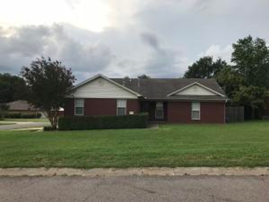 3 Bedroom 2 Full Baths, 1380 Square Feet, New Carpet, Blinds Throughout, Large Privacy Fenced Backyard, His and Her Walkin Closets, Stand up Shower and a Jacuzzi Tube in Master Bath, Large Living Are, 2 Car Garage, Landscaped, Good Condition, Corner Lot