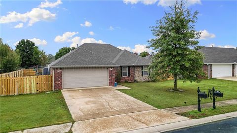 Photo of 1412 Hutchinson Street, Pea Ridge, AR 72751 (MLS # 1326816)