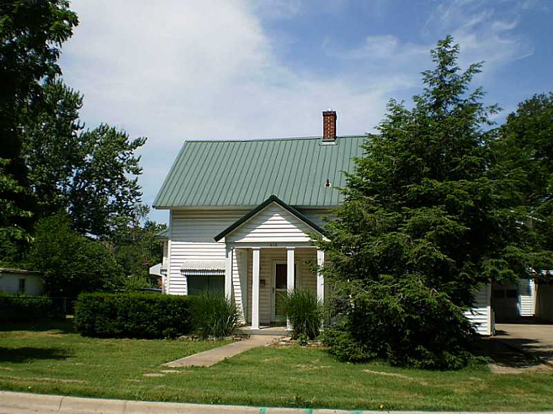 2 HOMES, OVER SIZED LOT, 2 CAR GR, 2 CAR CARPORT. STUDIO LIVING-QUARTERS HAS A LARGE ROOM W/ WALK IN CLOSET & .75 BATH. GARAGE IS 28' DEEP X 23' WIDE & 3 SINGLE GARAGE DOORS. 1100 SqFt. CARRIAGE HOUSE ABOVE GARAGE W/2 BEDROOM, LIV RM, KIT, DIN. RM, UT,FULL BATH, DECK IS 16X5 & SUN PORCH 7.3X6.5. BUTCHER BLOCK & CORIAN COUNTER TOPS. GREAT PROPERTY TO LIVE IN ONE AREA & LEASE THE OTHERS. INVESTORS & HOME OWNERS TAKE A LOOK. POOL IS 36X18 DEEP END IS 6FT WITH A SLIDE, LINER 3 YRS OLD PUMP 1 YR OLD.