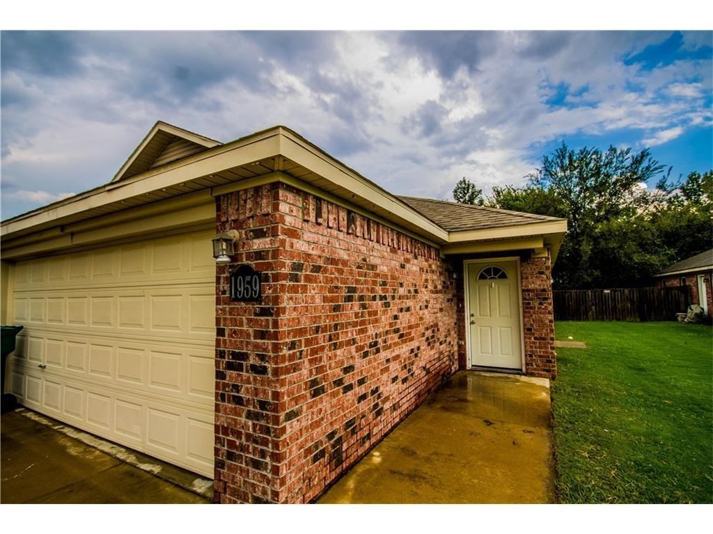 Great 3 bedroom 2 bath duplex for lease in Rogers. Close to schools and shopping. This duplex features: all electric, all appliances included as a courtesy to the tenants, fenced backyard, 2 car garage and eat-in-kitchen. Located at the end of a cul-de-sac.