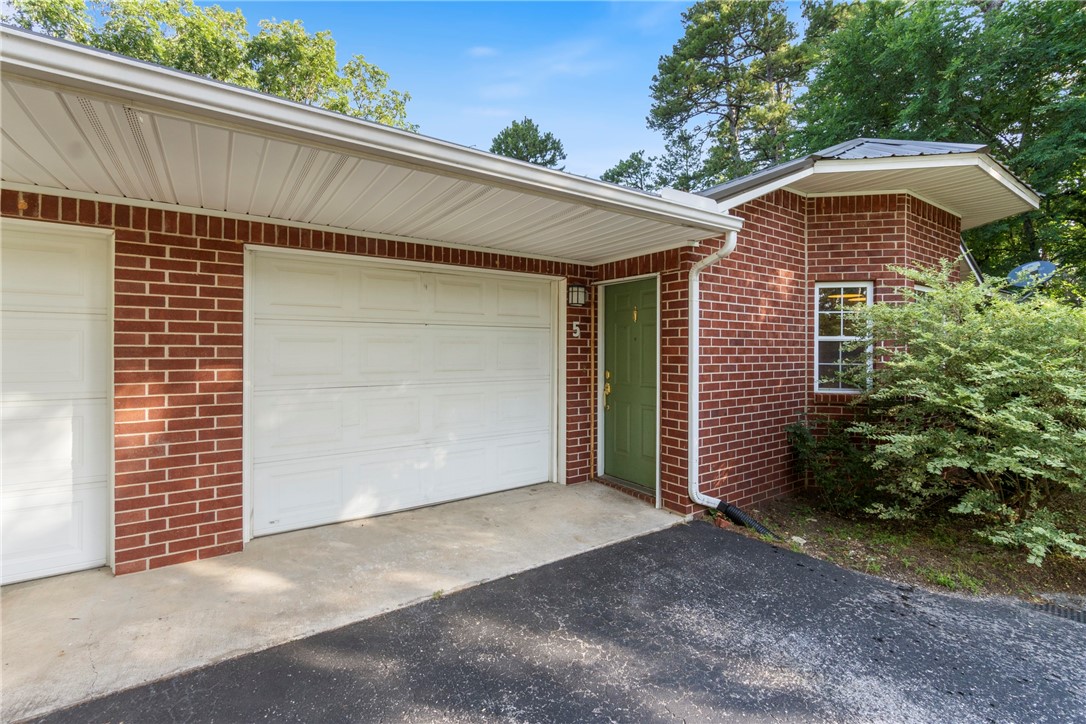 This 2 bed, 2 bath condo is located in the heart of Eureka Springsāless than 5 minutes from downtown and just 15 minutes from Beaver Lake. Enjoy a large living space with oversized tile flooring and a spacious kitchen featuring butcher block countertops and plenty of cabinet storage. Both bedrooms and closets are generously sized, and the home includes two full bathroomsāone with a shower/tub combo and the other with a walk-in shower. Step out back to a peaceful deck with wooded views, offering privacy and a place to unwind. The property also includes a 1-car garage, an asphalt driveway with extra parking, and a large crawlspace for additional storage. Whether youāre looking for a low-maintenance starter home, a weekend getaway, or a strong rental investment, this well-located condo offers comfort, space, and convenience in the middle of Eureka Springs!