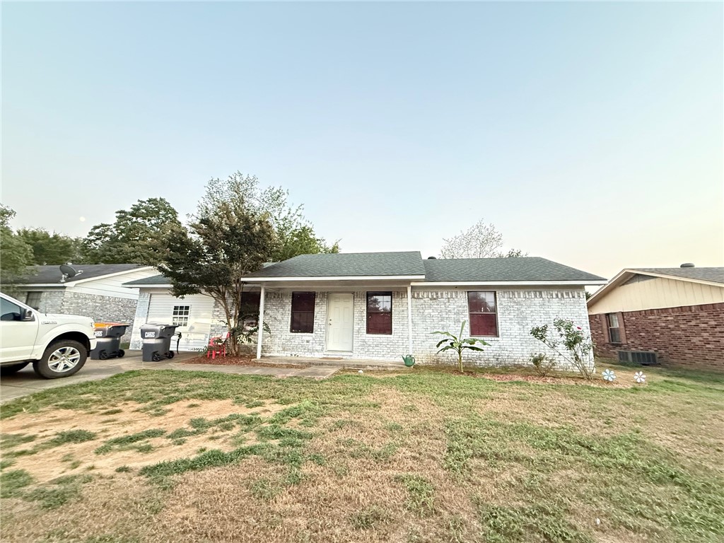 Discover this inviting 4-bedroom, 1-bath home just minutes from Arkansas Tech University. With spacious bedrooms, a functional layout, and a peaceful backyard, itās perfect for families, students, or investors. The kitchen features modern appliances, and the location offers easy access to parks, shops, and campus life.
Whether you're looking for a personal residence or a smart rental opportunity, this home checks all the boxes.
?? Request your showing now and see why this property wonāt stay on the market for long!
