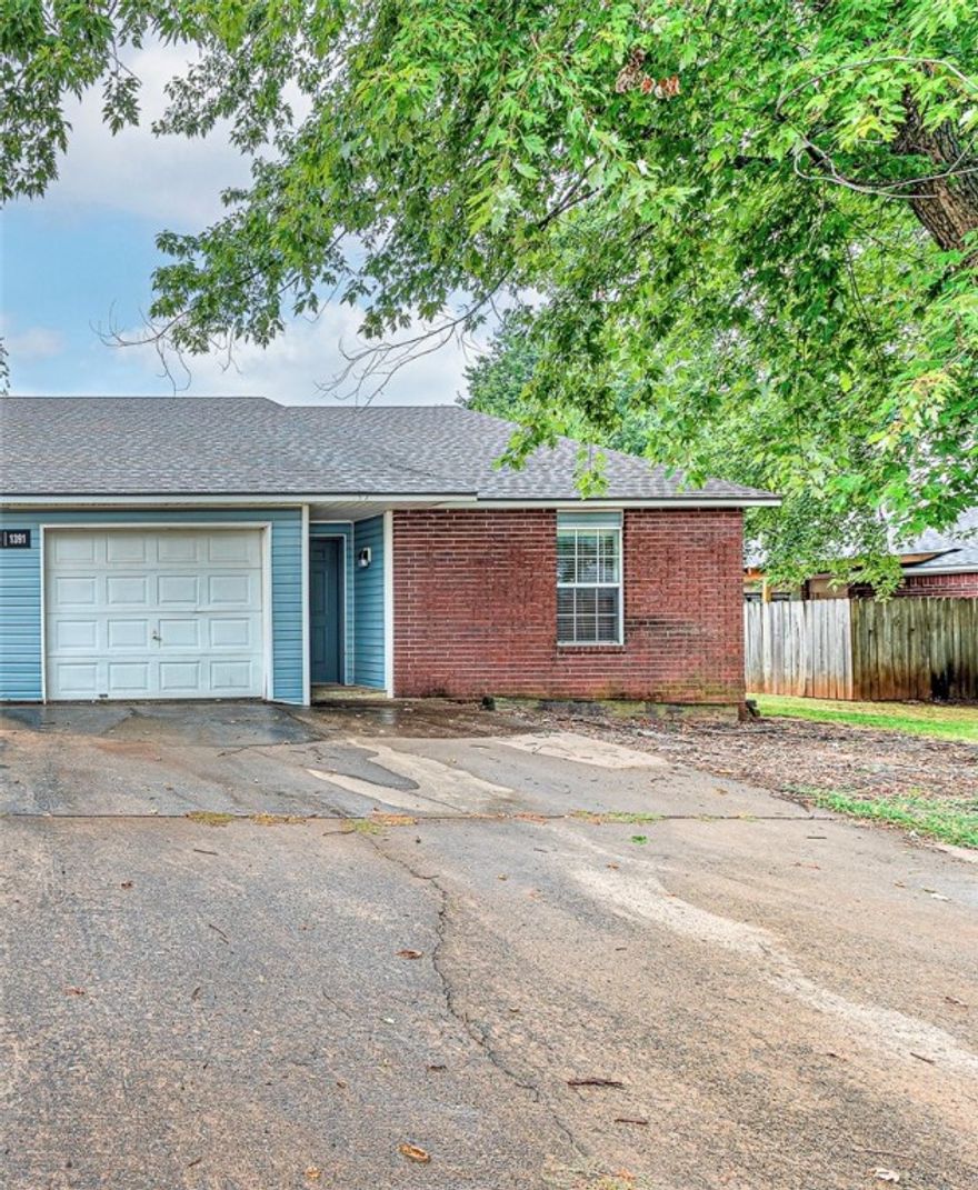 Excellent starter home or investment property in West Fayetteville! Freshly remodeled townhome (3 bedroom, 2 bathroom, 1 car garage) with Newer Roof, new flooring, paint, counter tops, refinished cabinets, and new lighting & plumbing fixtures throughout. Brand new kitchen appliances including Refrigerator! Washer/dryer hookups. Kitchen Pantry. Conveniently located less than 2 miles from I-49 and only 3.5 miles to the UofA. Close to bus routes, schools, shopping, restaurants, and all amenities Fayetteville. Come see this property today! Listing is for the single townhome unit on the right side. The unit on the left side (1389 N Boxley Ave) is also for sale separately, see ML#1319485.