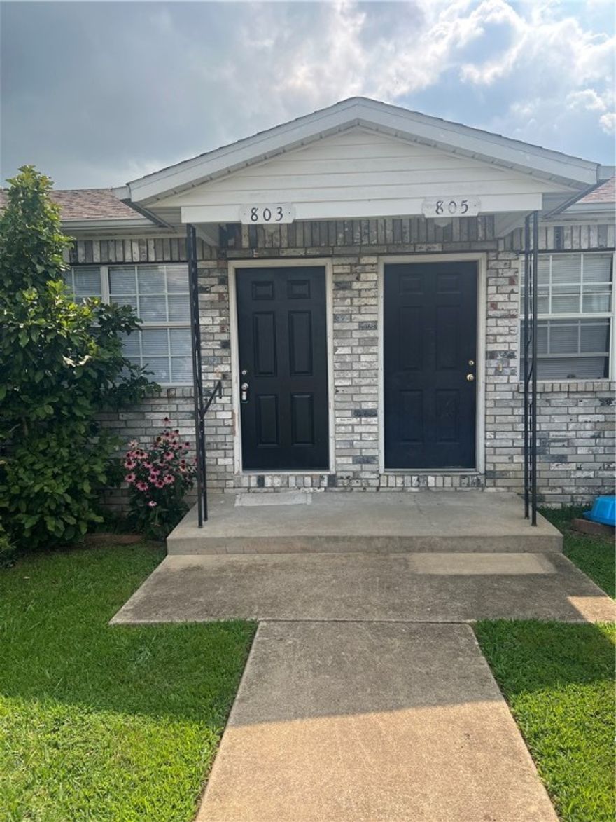 Well maintained and cozy 2 bed, 1 bath 4-plex unit.  Refrigerator included and washer/dryer connections. 6 month lease is negotiable.