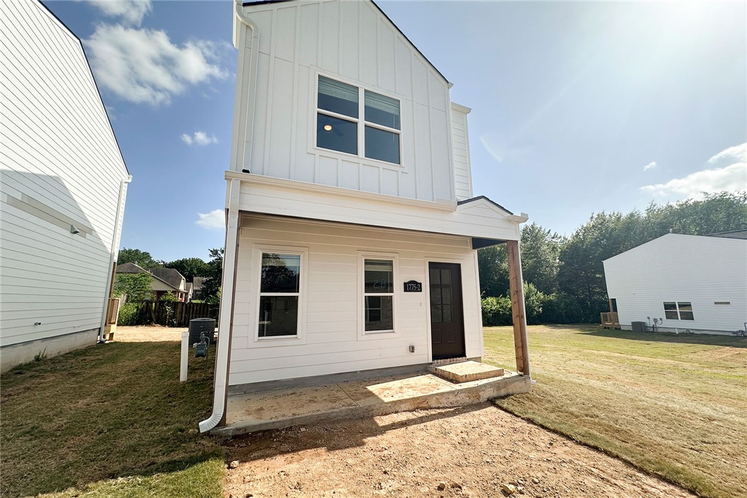 College Students Welcome! Brand new construction. Be the 1st to live in the James Luxury Living 2 bed 2.5 bath units. Extremely close to the U of A, the highway, and downtown Fayetteville. These will be completed on or before August 1st 2025 and leases will start then. Utilities are tenants responsibility. Yard care is included. Super close to everything Fayetteville has to offer. *Finishes may vary from photos*