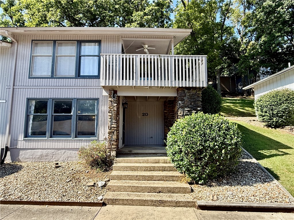 2 level 3 br townhouse in Drake Courts near Bella Vista Country Club. This unit has been updated, fresh paint and solid surface flooring. 2 living areas, one on main level and one on second level. Covered porch on lower level with a deck on upper level. No yard maintenance. Tenants pay all utilities. Easy access to hwy 71, parks, shopping and dining.New kitchen appliances to include Refrigerator. Washer and dryer provided.
