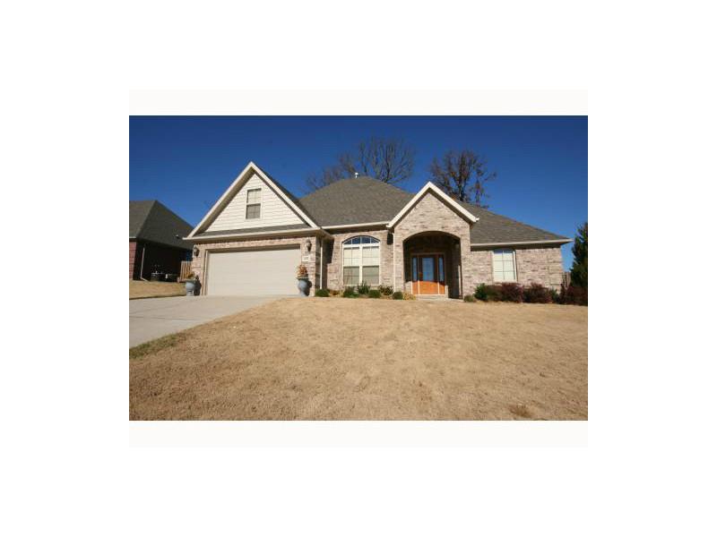 GREAT FAMILY HOME , PATIO, GRANITE COUNTERTOPS, FULLY SODDED YARD. PRIVACY FENCE, All NEW CARPET. CLOSE TO CLUBHOUSE.