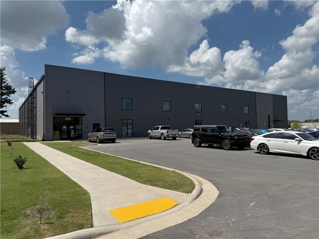 For Sale ā 33,000+ SF Warehouse/Office at 252 W Hudson Rd, Rogers. Built in 2024, this like-new facility offers approx. 28,000 SF clear-span warehouse and a two-story, 5,000+ SF office space. Modern design with high ceilings, bright LED lighting, polished concrete floors, and multiple grade-level overhead doors for efficient loading/unloading. Office includes reception, conference rooms, private offices, break areas, and restrooms. Ample paved parking and excellent truck access. Located in a prime Rogers industrial corridor with easy access to I-49 and major regional routes. Offered at $6.5Māideal for owner-occupant or investment.