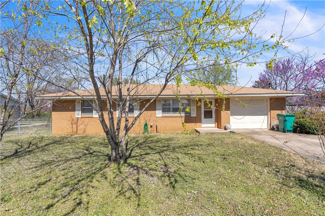 Charming All-Brick Home in Farmington! Discover this well-maintained 3-bedroom, 1.5-bath home in the heart of Farmington! Featuring an all-brick exterior for timeless appeal and durability, this home offers a spacious chain-link fenced backyardāperfect for pets, play, and entertaining. This charming older home has been lovingly cared for and is move-in ready! It is conveniently located. Donāt miss this opportunityāschedule your showing today!