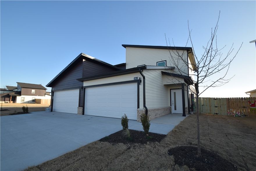 This brand new modern design duplex in the heart of Bentonville! Also included brand new refrigerator, washer and dryer. This 3 bed 2 1/2 bath plan has quartz countertops, stainless appliances, and large pantry. Primary bedroom is on the main floor and has walk-in closet. Two bedrooms upstairs with full bath and walk-in closets. Luxury vinyl plank flooring throughout, 2" faux wood blinds, and upstairs study nook. You even have a private covered back patio and privacy fence. The property is within walking distance to Bentonville Creekside Park, it has a regulation size cricket field, pickleball courts, evening-lit dog park, splash pad, playground and recreation space with a group pavilion. You are also minutes from schools, Bentonville activity center, downtown Bentonville and all that Bentonville has to offer. Owner must approve pets and no smoking.