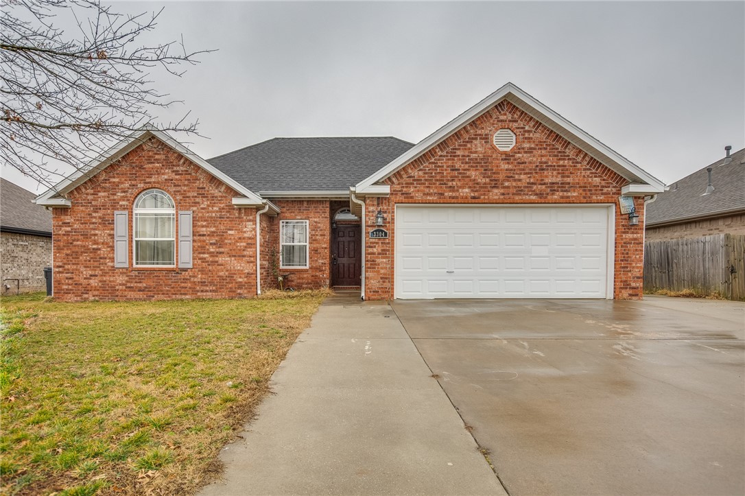 Great single family home centrally located in Rogers near shopping centers, schools and I49. This home features a high ceilings, eat-in kitchen, outdoor entertainment space as well as updated bathrooms with a master suite that offers a jetted soaker tub and separate river rock shower! Perfect for relaxing after a long day. Come take a look to see how you could relax and enjoy this fantastic property!
*Please note: the storage building in backyard is not for tenant use. Pets: Accepting 20lb or under dog (limit 1) & no cats*