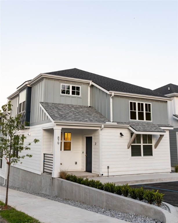 Duplex available .25 miles from University of Arkansas. 3 bed 3.5bth, open living concept.