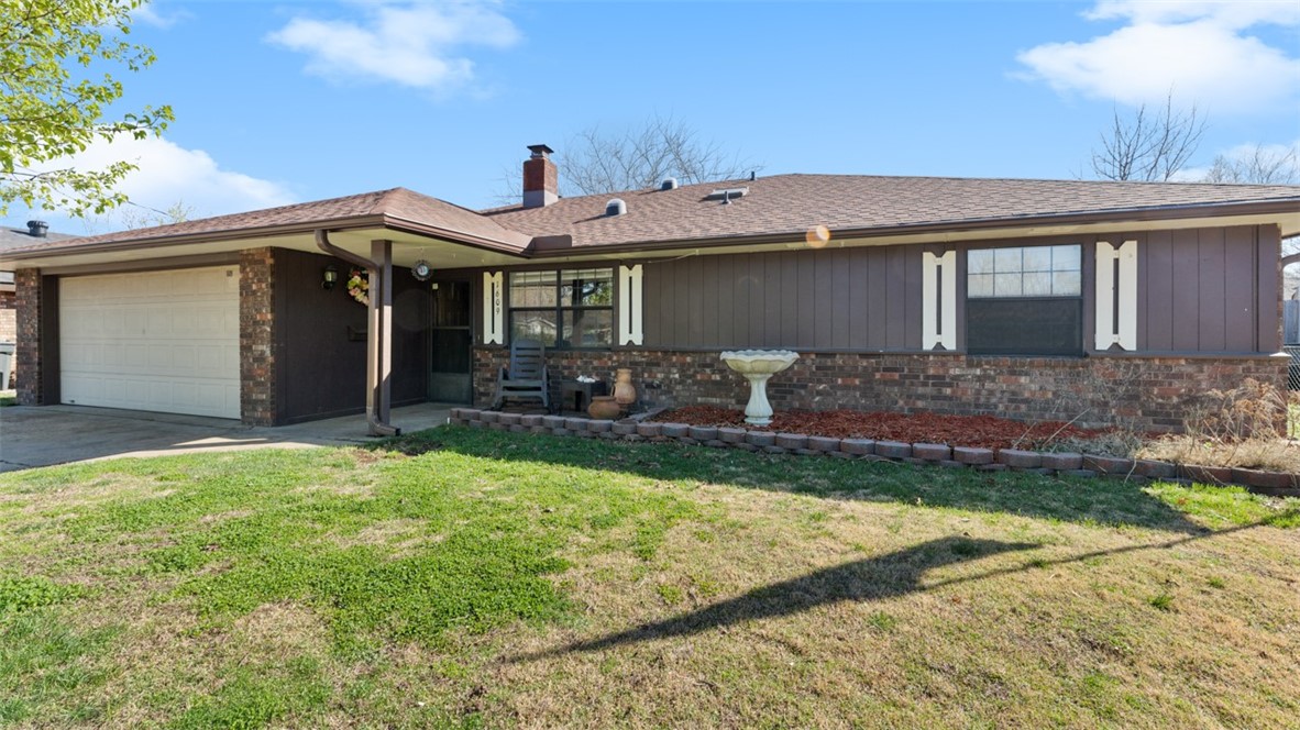 3 bedroom, 2 bath with a 10x17' bonus room. Central Springdale location close to Springdale High School and 71B. New tile in living room and hallway and new carpet in bedrooms in 2023. Newer water heater and roof.