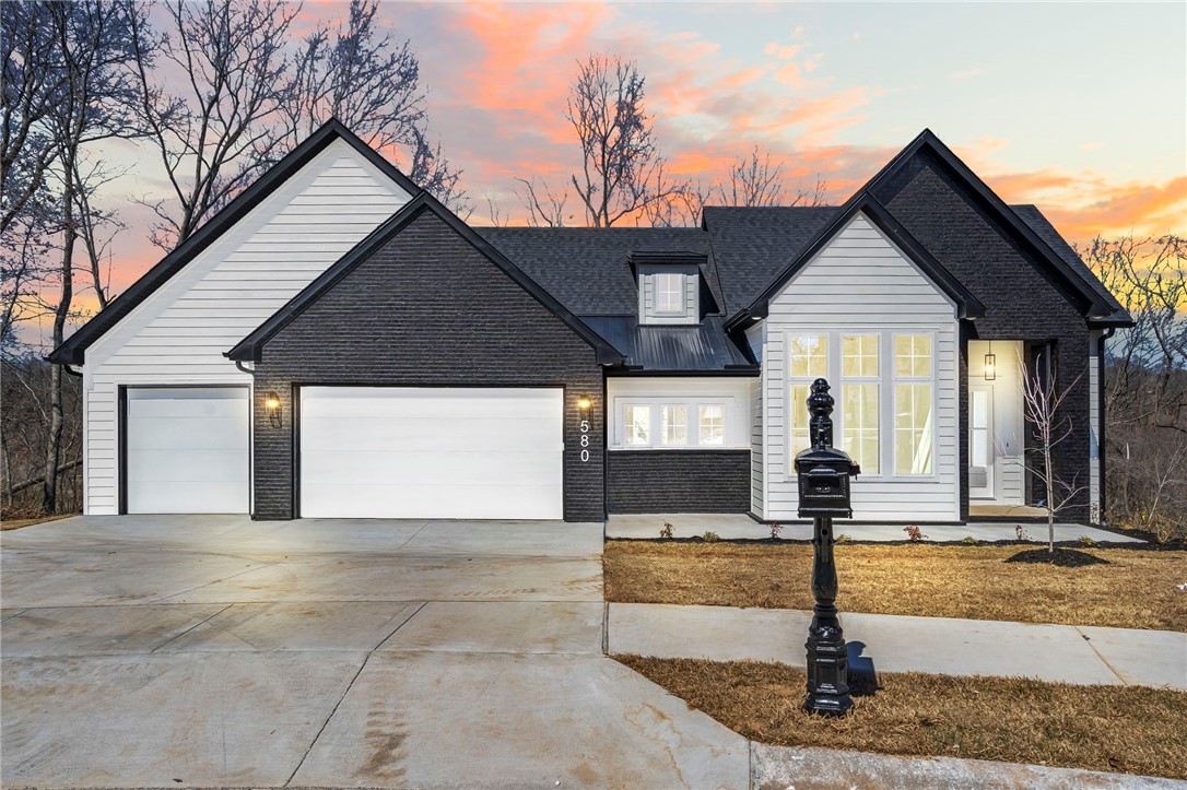 Luxury Living on the Fairway ā Built by Award-Winning Key Concepts
Welcome to 580 Willis Lane, Pea Ridge, where modern elegance meets breathtaking fairway views. This home boasts quartz countertops, soaring 10-foot ceilings, 8-foot doors, and stunning picture windows, filling the space with natural light. The cathedral-ceiling office creates an inspiring workspace, while the open-concept design is perfect for entertaining.
The fully finished basement offers a private ensuite, second living area, and 200 sq. ft. of customizable spaceāideal for a gym, wine cellar, or hobby room. Enjoy morning coffee overlooking the course and unwind in a home that balances luxury with comfort.
Nestled in a peaceful, upscale community, this home is more than a place to liveāitās a lifestyle. Schedule your private tour today!