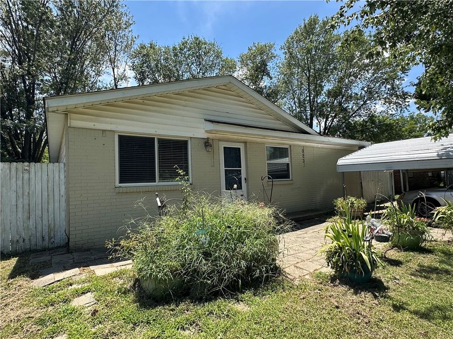 3-bedroom, 1.5 bath home is full of charm and potential, nestled in a prime Siloam Springs location just minutes from the heart of downtown. Whether you're a first-time homebuyer, growing family, or savvy investor, this property offers the perfect blend of livability and opportunity. Close to downtown, John Brown University, Bike trails, Parks.