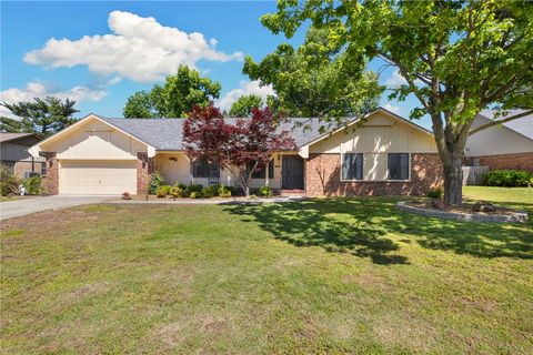 Photo of 701 S Chateau Drive, Rogers, AR 72758 (MLS # 1346716)