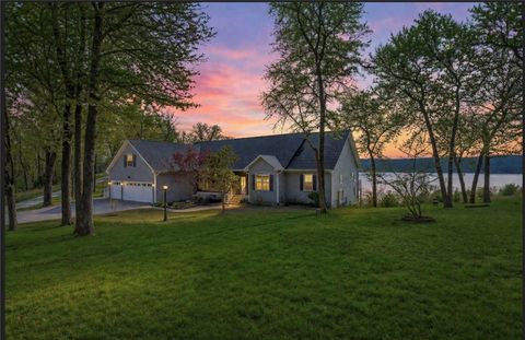 Photo of 122 Holland Pt, Eureka Springs, AR 72631 (MLS # 1341487)