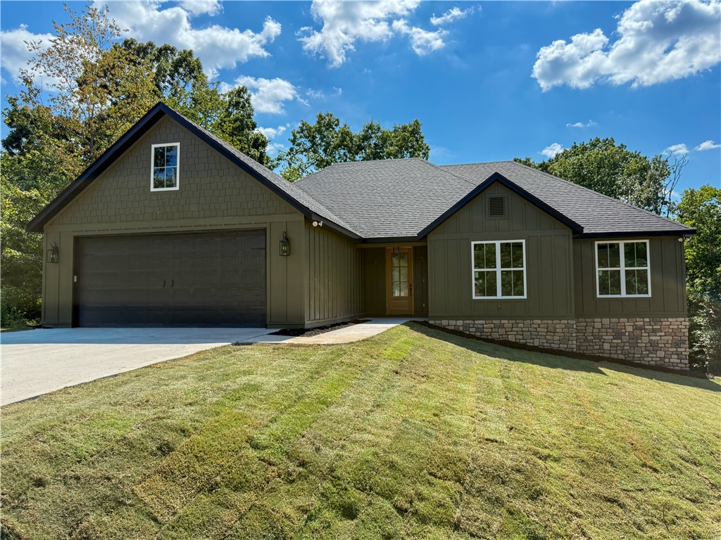 Prime Bella Vista Location — Golf, Lake, and Recreation just minutes away!
Live where convenience meets tranquility in this 3-bedroom(+ office) 2-bath home on a 0.39-acre wooded lot. Enjoy custom built-ins, quartz countertops, and ceramic tile inside, plus a deck overlooking the trees for peaceful mornings and relaxing evenings.
All the best of Bella Vista is within minutes: 4 min to Bella Vista Country Club, 5 min to Lake Windsor, 2 min to Branchwood Recreation Center, 10 min to Walmart and shopping. Trails, parks, and other recreation spots are right around the corner.
Whether it’s your primary residence or a weekend getaway, this property offers the perfect blend of proximity to your needs, and unmatched privacy.
