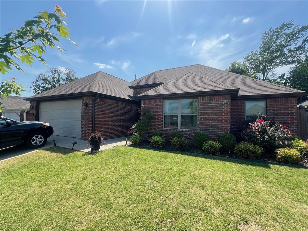 Great new construction home in Summer View S/D. The 'Ashton' plan features 3 bedrooms, 2 bathrooms, nice bonus room that could be used as a 4th bedroom, wood floors, granite countertops, split floor plan, gas log fireplace in living room, large open kitchen with pantry refrigerator included, big master suite complete with his/her closets, separate shower & Jacuzzi tub. Covered back patio & much more! Come take a look!