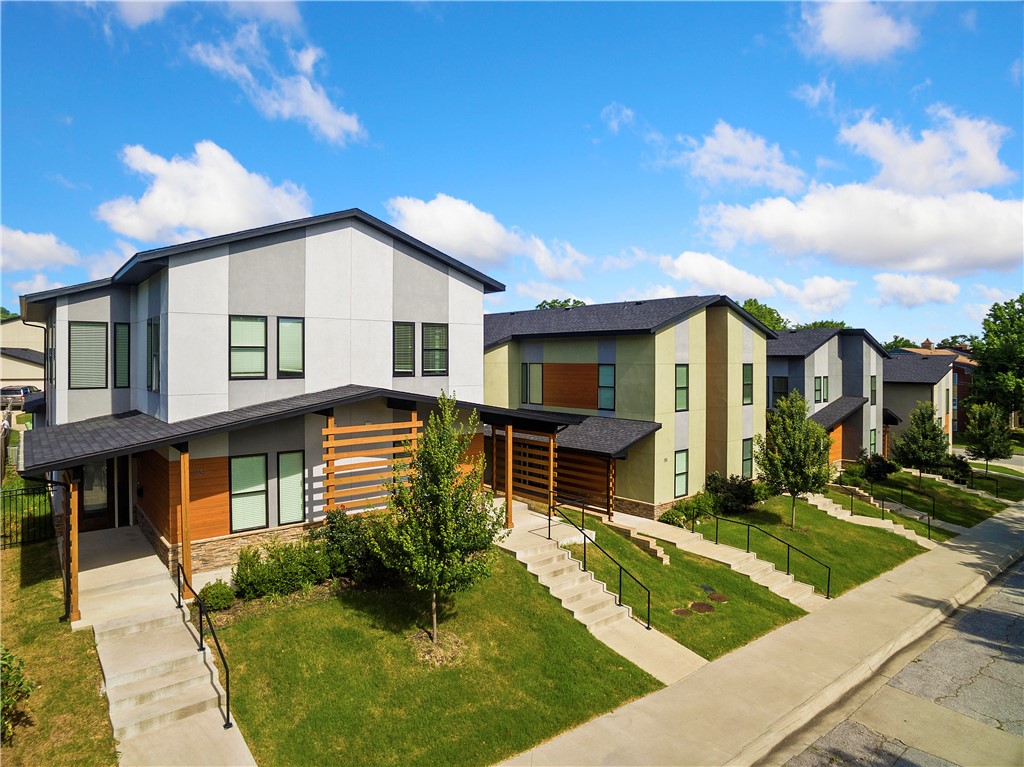 Bright, Clean, Modern town-homes less than a MILE from the U of A campus! Nice Durable wood floors throughout the kitchen and living room. 4 Beds; 3 Full Baths. Spacious 2 car garage with a sizable parking pad for additional parking.