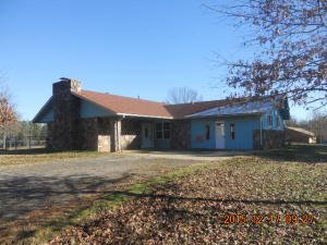 This property is eligible under Freddie Mac First Look Initiative through 4/8/16. No investors before 4/9/16. Rock and frame, 3 bedrooms, 2 baths, garage converted to game room, den with fireplace, covered patio, fenced yard and common use pond.