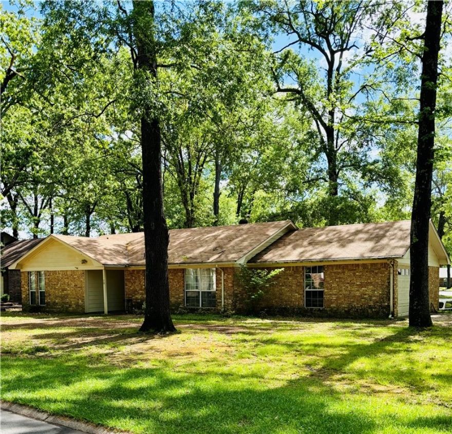 Charming 3-bedroom, 2-bath brick home in the heart of Conway! With 1,701 sqft, this beauty features vaulted ceilings, an eat-in kitchen, and a spacious garage. Located near the University of Central Arkansas, Hendrix, and Central Baptist College—perfect for families, students, or investors. Don’t miss this prime location and comfortable living!