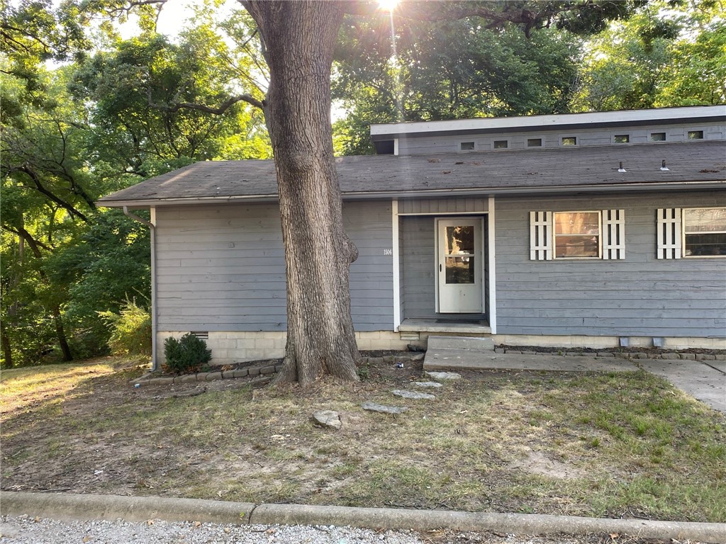 Nice 2 bed & 1 bath duplex in Bentonville. Conveniently located minutes from bike trails and downtown Bentonville, schools, walking trails, shopping, and Walmart's home office.