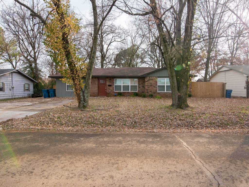 3 bedroom, 1.5 bath home. Excellent location! Walk or bike to downtown Bentonville. Stainless steel appliances. Vinyl flooring in main living areas with carpeted bedrooms. Large bonus room/second living area. Great size fenced back yard. Pets considered with increased deposit. All adult occupants must complete application. $50/person to apply. Application attached. Pets considered with increased deposit.