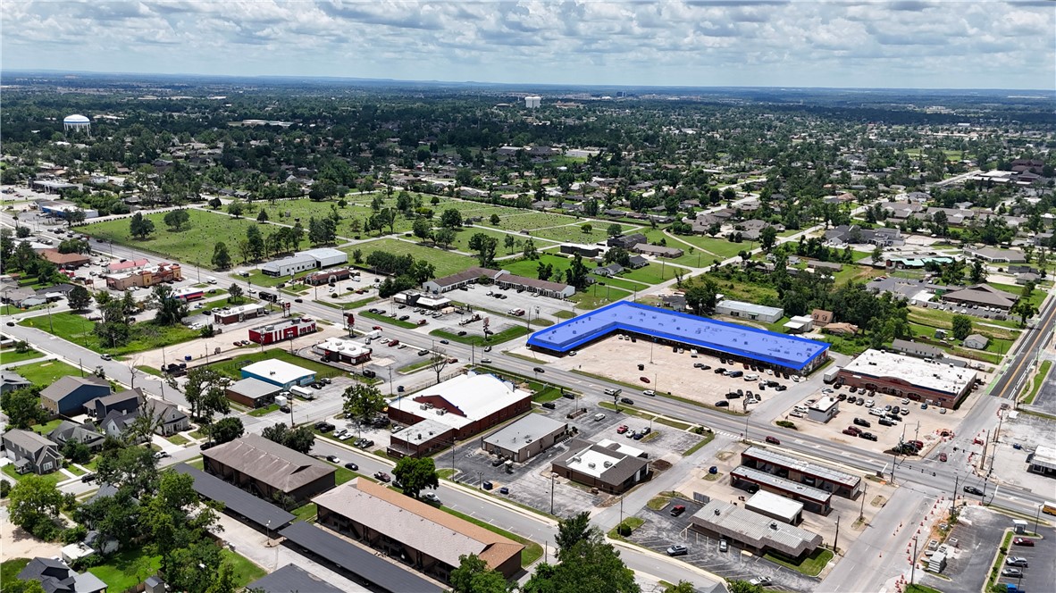 • Flexible Space Options: 600-5,000 SF Available
• Ideal for retail, restaurant, or service-oriented occupants
• Prime Rogers Location: High-visibility property on S 8th Street, with over 15,000 vehicles/day
• Convenient Access & Parking: Easy ingress/egress with ample surface parking and excellent customer accessibility
• Strong Surrounding Demographics: Centrally located in Rogers, this shopping center is surrounded by high-density housing and growing retail/commercial districts