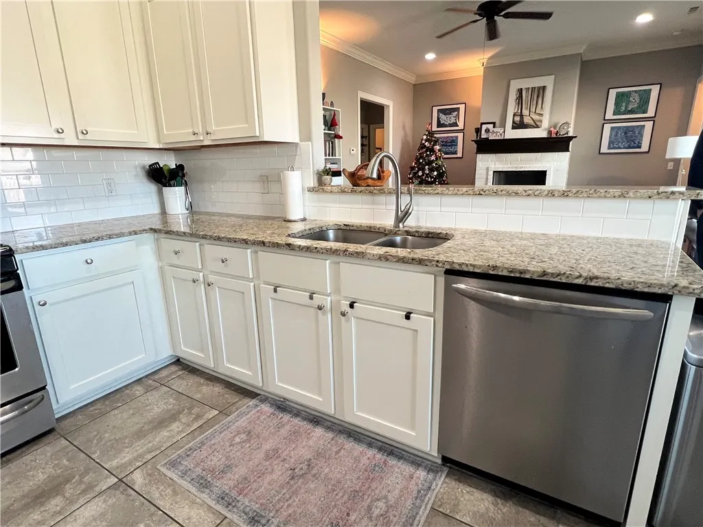 Bentonville, Arkansas 72712, United States, 4 Bedrooms Bedrooms, ,2 BathroomsBathrooms,Residential,Pending,18450