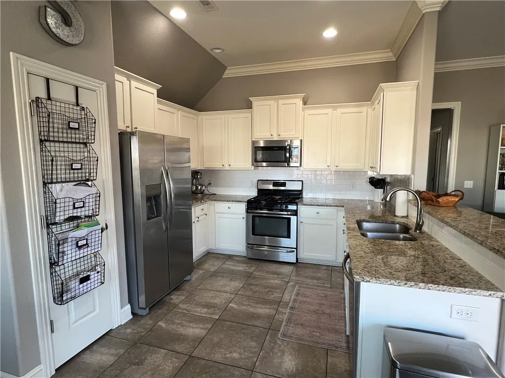 Bentonville, Arkansas 72712, United States, 4 Bedrooms Bedrooms, ,2 BathroomsBathrooms,Residential,Pending,18450