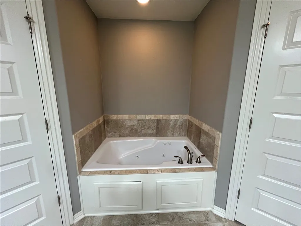 Bentonville, Arkansas 72712, United States, 4 Bedrooms Bedrooms, ,2 BathroomsBathrooms,Residential,Pending,18450