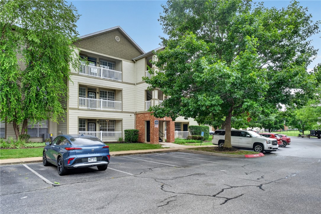 Photo 1 of 37 — 4261 NE Meadow Creek Circle 305, Fayetteville, AR 72703