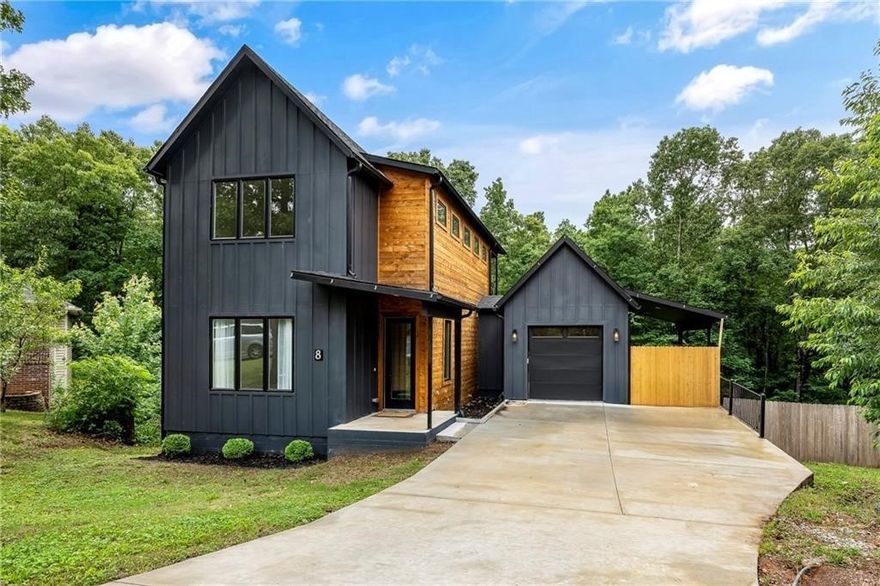 Welcome home to this modern beauty, situated on a quiet cul-de-sac near biking, walking and jogging trails, not to mention Metfield Park and golf course. Natural light and tall ceilings add to the appeal of the home and make it a great place to unwind. Relax on the upper balcony and enjoy the views it affords. 
Easy commute to Bentonville. Offering 3, 6, 9 and 12 month lease options.