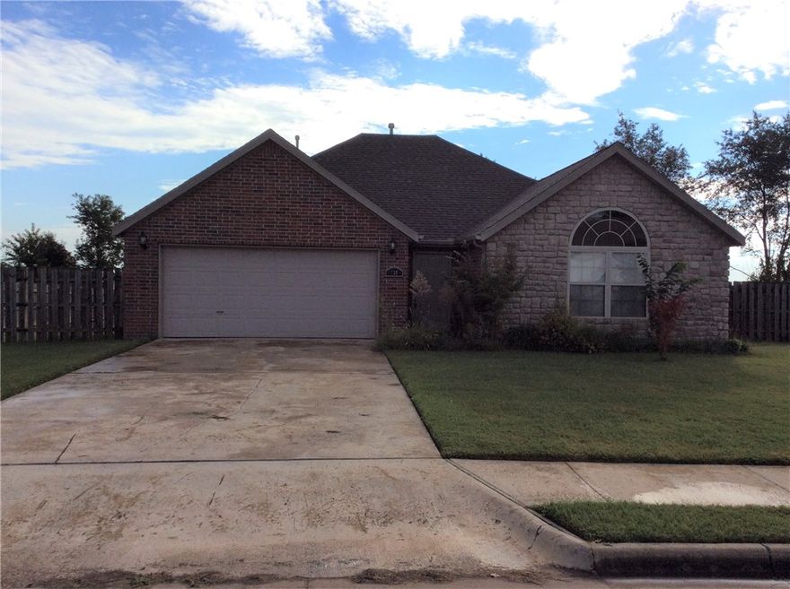 Nice 3 bed, 2 Bath home in Centerton ! Beautiful fireplace, tiled floors, split plan. REFRIGERATOR INCLUDED!