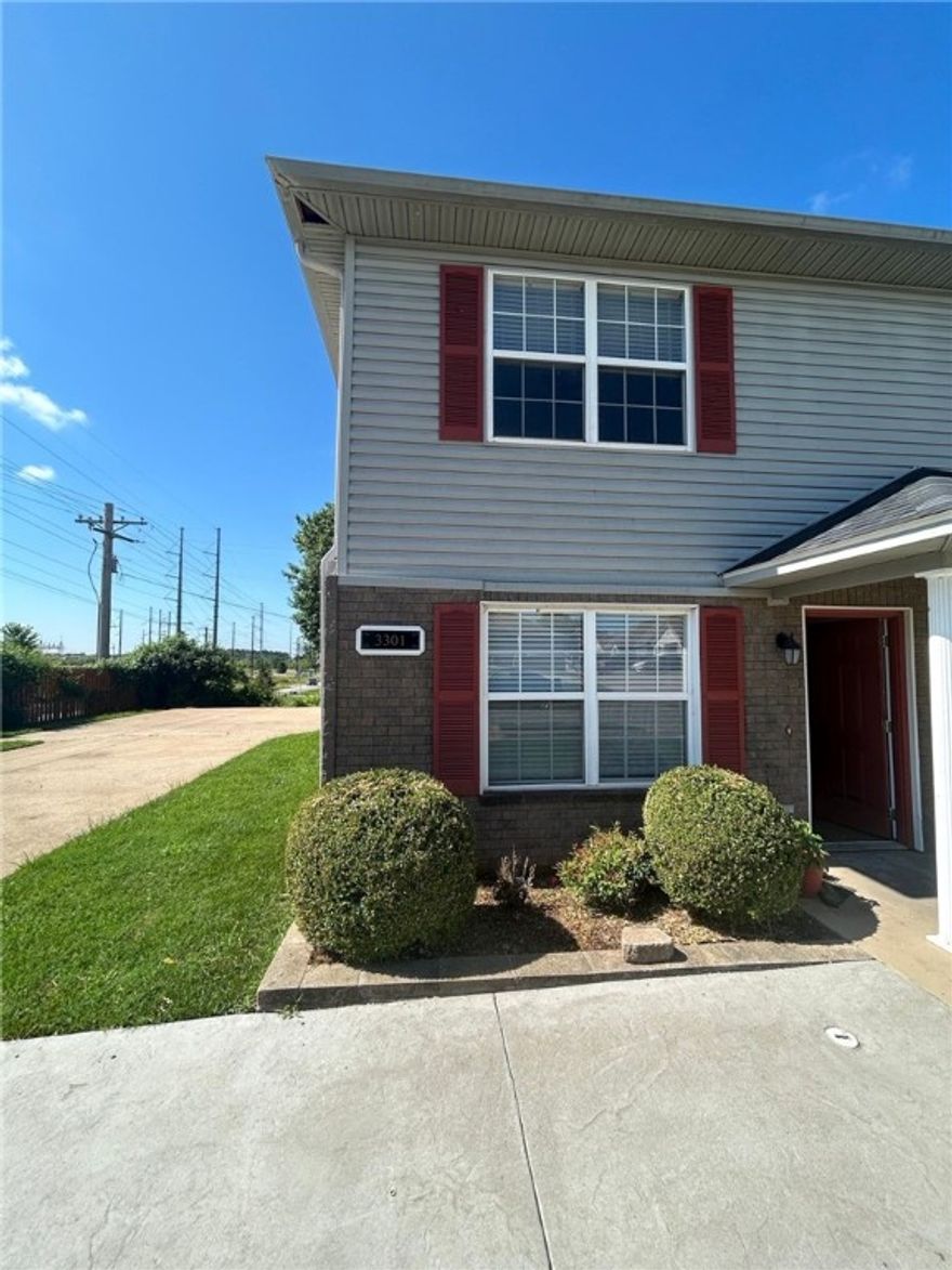 Welcome home to this beautiful 2 bedroom, 1 bathroom duplex in Bentonville, AR! Modern kitchen includes a refrigerator, stove, microwave, and dishwasher. The open floor-plan is great for entertaining, living room with bar style seating, open kitchen, and dining area. Washer and dryer hook-ups.