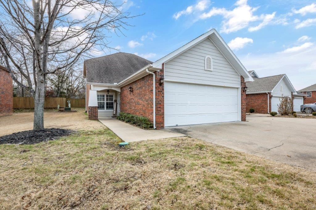 Fabulous condo/townhome in Oakmont! Enjoy the ease of condo living with all exterior maintenance and lawncare taken care of. Newer luxury vinyl plank flooring and plantation shutters throughout. Perfect location with easy access to I-49, schools, shopping, dining and more. Don't miss this one!