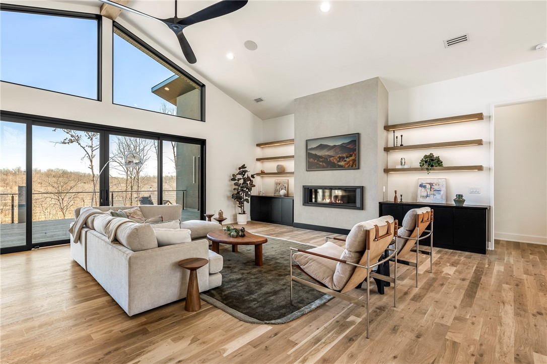 Hawks Landing On Beaver Lake Rurban - Residential