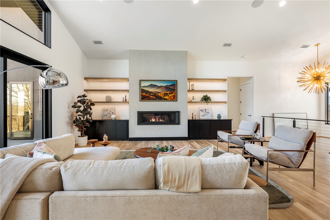 Hawks Landing On Beaver Lake Rurban - Residential