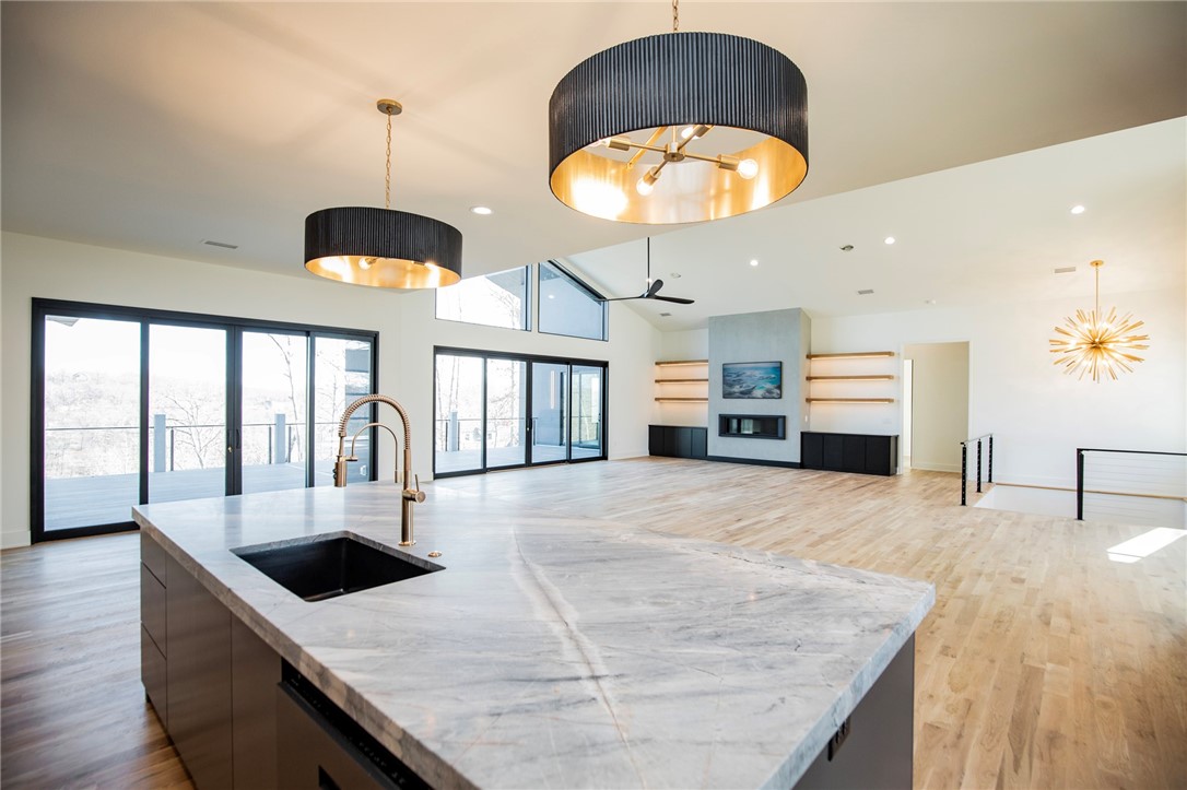 Hawks Landing On Beaver Lake Rurban - Residential