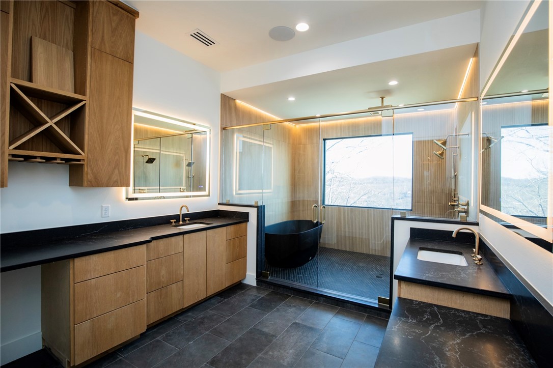 Hawks Landing On Beaver Lake Rurban - Residential