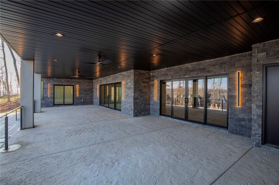 Hawks Landing On Beaver Lake Rurban - Residential