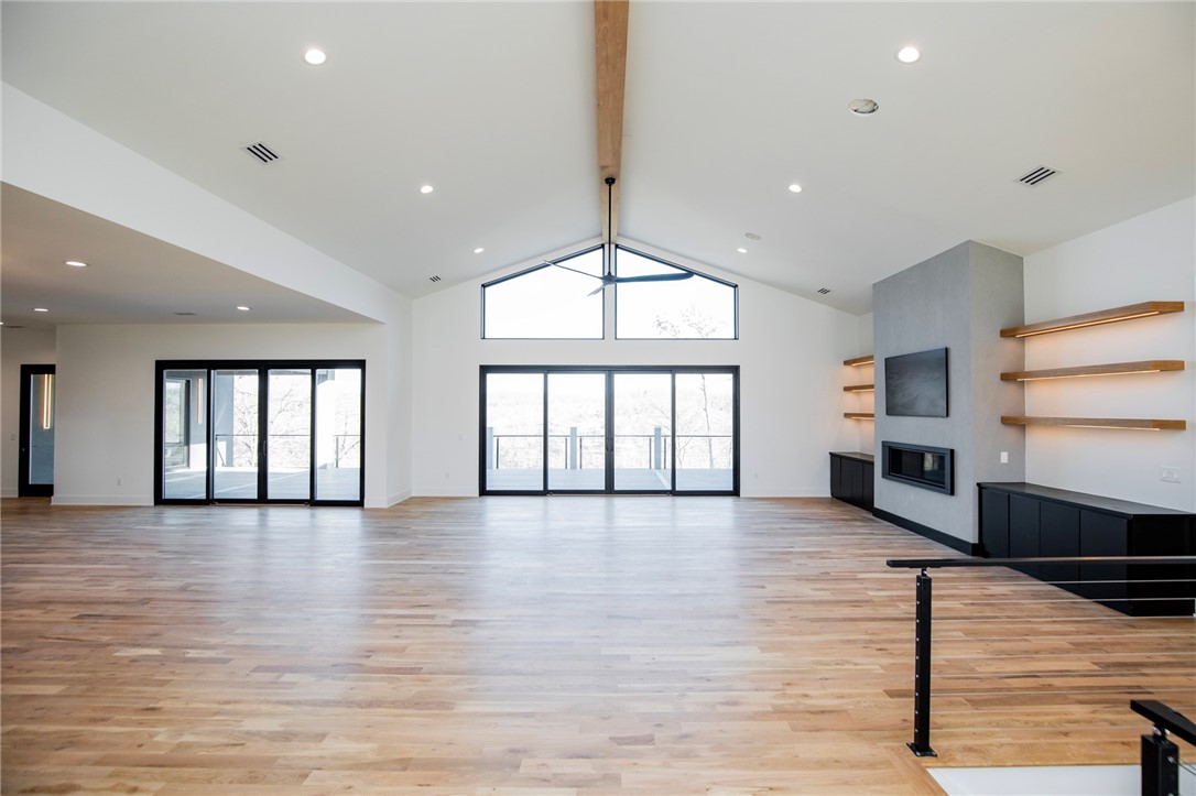 Hawks Landing On Beaver Lake Rurban - Residential