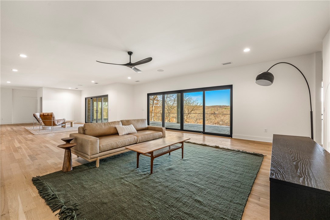 Hawks Landing On Beaver Lake Rurban - Residential