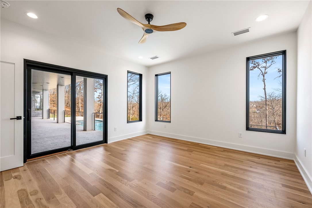 Hawks Landing On Beaver Lake Rurban - Residential